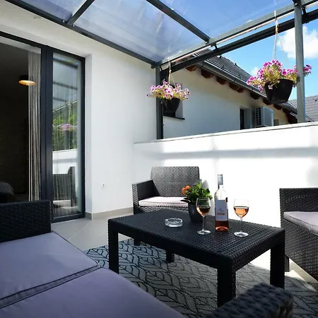 One Luxury Lägenhet Eger